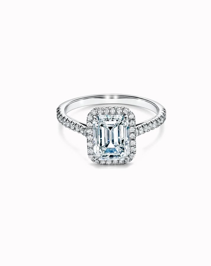 Anillo de compromiso halo talla esmeralda con banda de platino