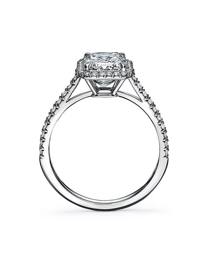 Anillo de compromiso halo talla esmeralda con banda de platino - vista alternativa